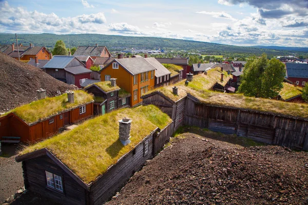 Tradycyjne domy miasta kopalni miedzi w Røros, Norwegia — Zdjęcie stockowe
