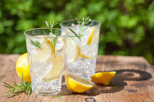 serinletici limonata içecek gözlük rosemary ile