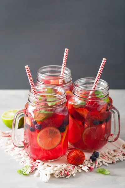 Limonada de baga de verão com limão e hortelã em pote de pedreiro — Fotografia de Stock