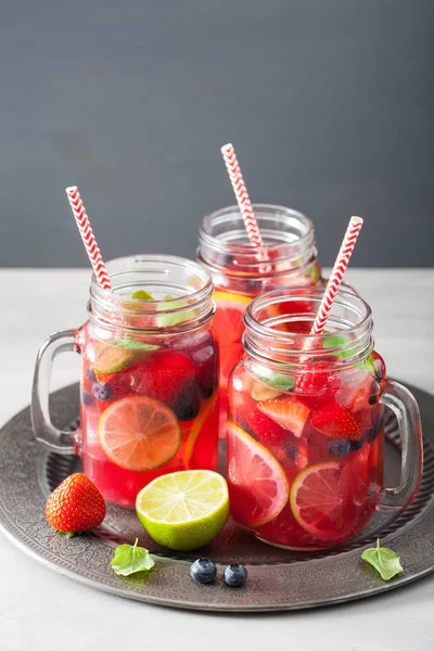 Limonada de baga de verão com limão e hortelã em pote de pedreiro — Fotografia de Stock