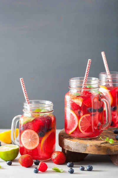 Yaz berry limonata limon ve nane mason kavanoza — Stok fotoğraf
