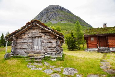 eski ahşap ahır ve Norveç evde