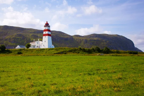 Alnes маяк на острові Godoy поблизу Олесунн, Норвегія — стокове фото