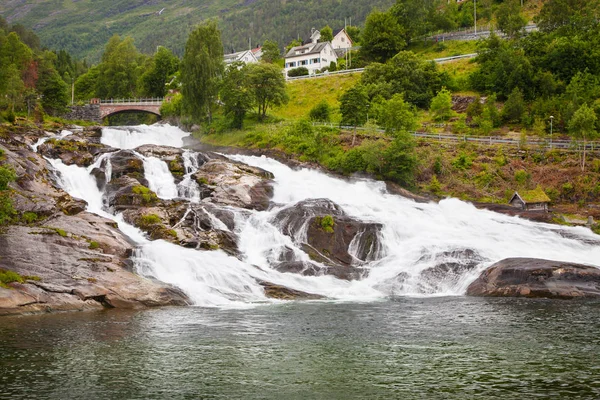 Wodospad Hellesylt, fiord Geiranger, Norwegia — Zdjęcie stockowe