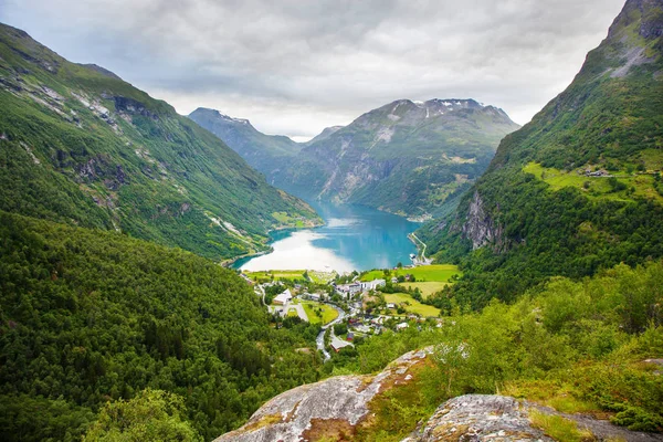 Vista sul villaggio di Geiranger dal punto di vista di Flydalsjuvet, Norvegia — Foto Stock