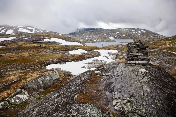 查看从国家旅游公路 55 Sognefjellsvegen 在朦胧 wea 里 — 图库照片