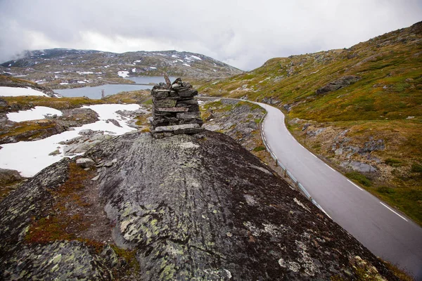 Strada nazionale turistica 55 Sognefjellsvegen in tempo nebbioso, Norw — Foto Stock