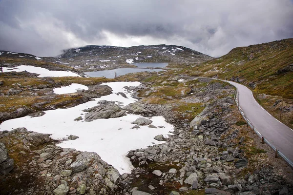 Национальная туристическая дорога 55 Sognefjellsvegen в туманную погоду, Norw — стоковое фото