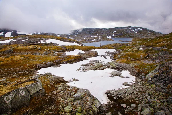 Strada nazionale turistica 55 Sognefjellsvegen in tempo nebbioso, Norw — Foto Stock