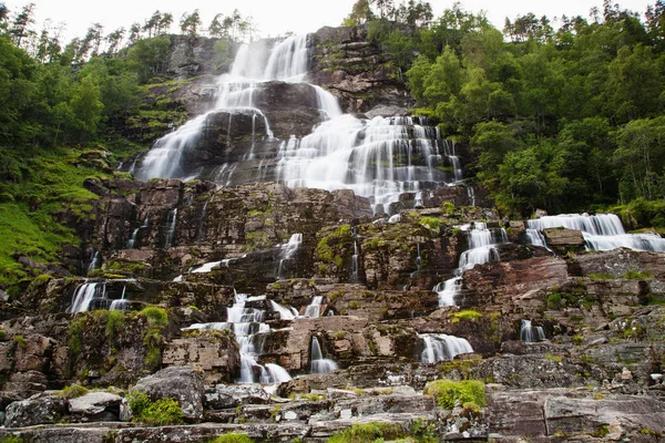 Vodopád atrakce Tvindefossen v létě, Norsko — Stock fotografie