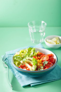 domates ve Mısır sağlıklı vegan Avokado salatası