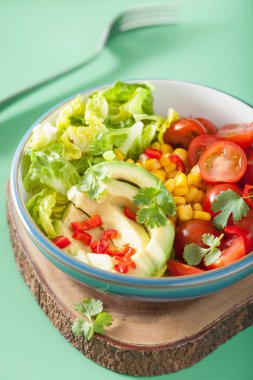 domates ve Mısır sağlıklı vegan Avokado salatası