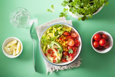 domates ve Mısır sağlıklı vegan Avokado salatası