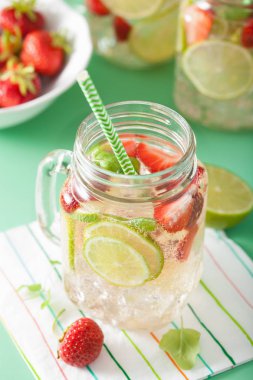 çilek ve kireç mason kavanoza ferahlatıcı yaz limonata