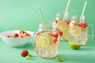 çilek ve kireç mason kavanoza ferahlatıcı yaz limonata