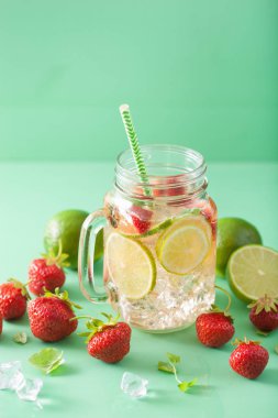 çilek ve kireç mason kavanoza ferahlatıcı yaz limonata