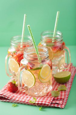 çilek ve kireç mason kavanoza ferahlatıcı yaz limonata