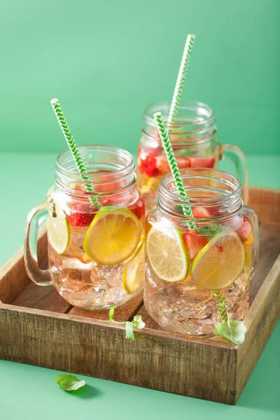 çilek ve kireç mason kavanoza ferahlatıcı yaz limonata