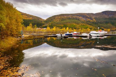 Hitra Adası, Norveç küçük marina görüntüleyin
