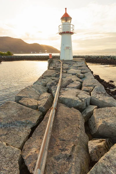 Vista de verão de um farol em Trondheim — Fotografia de Stock