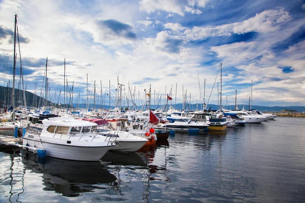 Weergave van een jachthaven in trondheim — Stockfoto