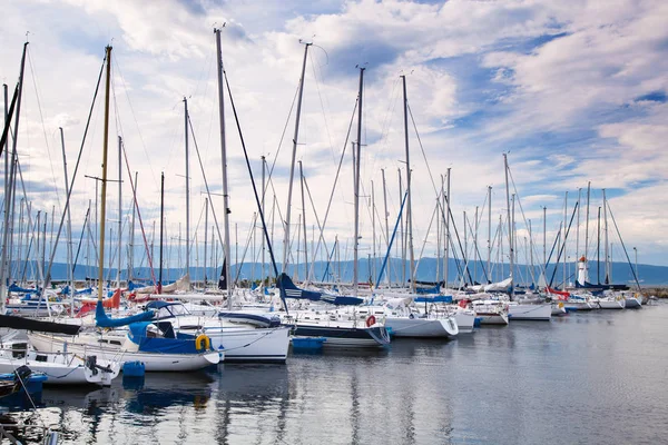 Weergave van een jachthaven in trondheim — Stockfoto