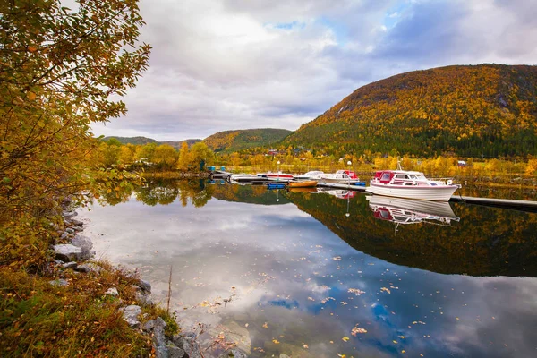 Hitra Adası, Norveç küçük marina görüntüleyin