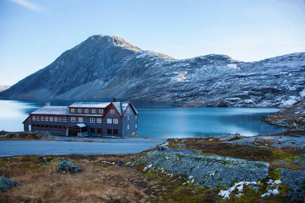 Hotel nad jeziorem Djupvatnet w Norwegii — Zdjęcie stockowe