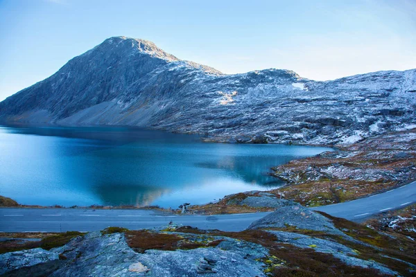 Vista sobre o lago Djupvatnet na Noruega — Fotografia de Stock