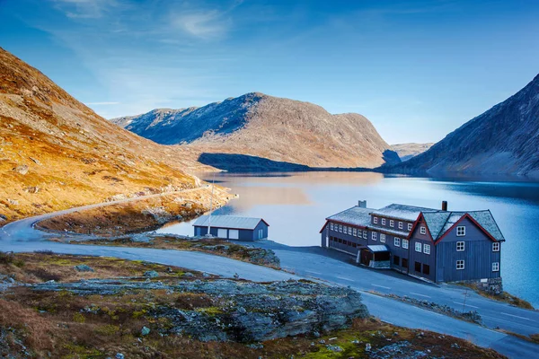 Un hotel sul lago Djupvatnet in Norvegia — Foto Stock