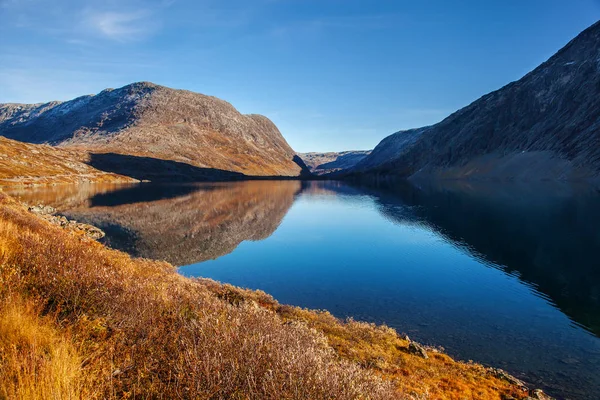 Zobacz na jeziorze Djupvatnet w Norwegii — Zdjęcie stockowe