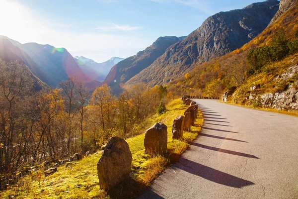 Słonecznej jesieni na Gamle Strynefjellsvegen, drogi krajowe, — Zdjęcie stockowe
