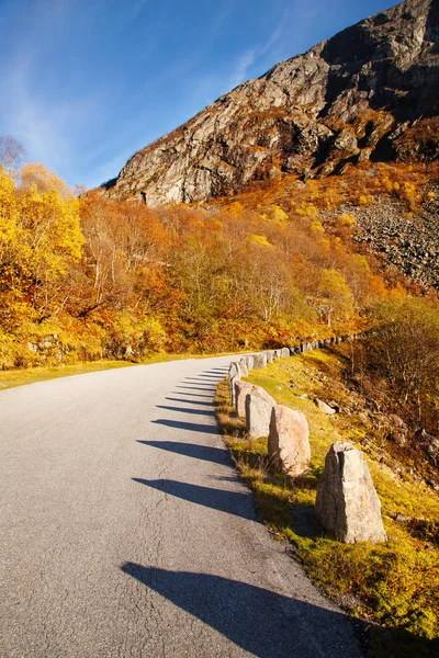 Sonniger Herbst am gamle strynefjellsvegen, nationale Touristenstraße, — Stockfoto