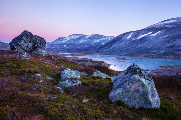 Sjön vid Gamle Strynefjellsvegen, National tourist road, Norge — Stockfoto