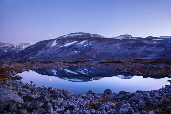 Sjön vid Gamle Strynefjellsvegen, National tourist road, Norge — Stockfoto