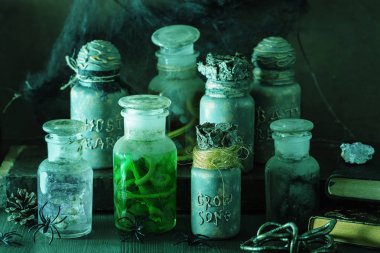 cadı eczacı kavanozları sihirli iksirler cadılar bayramı dekorasyonu