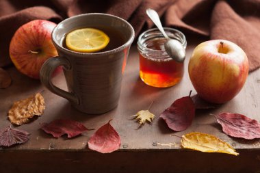 sıcak limon bal çay içecek eşarp rahat sonbahar yaprakları Isınma