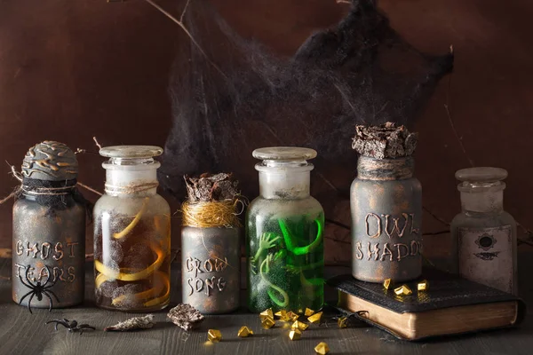 Cadı eczacı kavanozları sihirli iksirler cadılar bayramı dekorasyonu — Stok fotoğraf