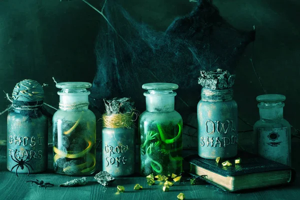 마녀 약 단지에는 할로윈 장식에 사용되는 주술 물약이 들어 있다 — 스톡 사진