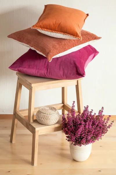 色彩鲜艳的靠垫扔舒适家秋天的心情花 — 图库照片