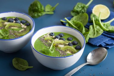 Yeşil smoothie kase ıspanak kivi yaban mersini kireç muzla chia