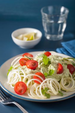 spiralized kabak salatası giyinme, avokado sağlıklı vegan 