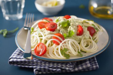 spiralized kabak salatası giyinme, avokado sağlıklı vegan 