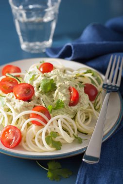 spiralized kabak salatası giyinme, avokado sağlıklı vegan 