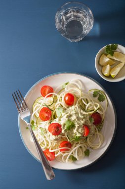 spiralized kabak salatası giyinme, avokado sağlıklı vegan 