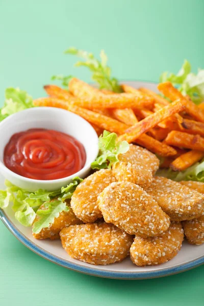 Vegane Soja-Nuggets und Süßkartoffelfrites gesunde Mahlzeit — Stockfoto