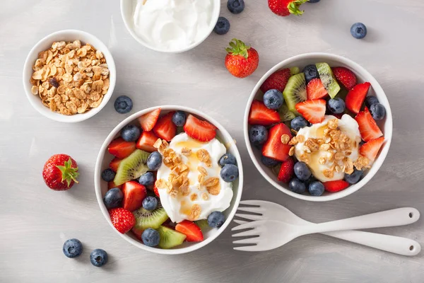 Obstbeerensalat mit Joghurt und Müsli zum gesunden Frühstück — Stockfoto