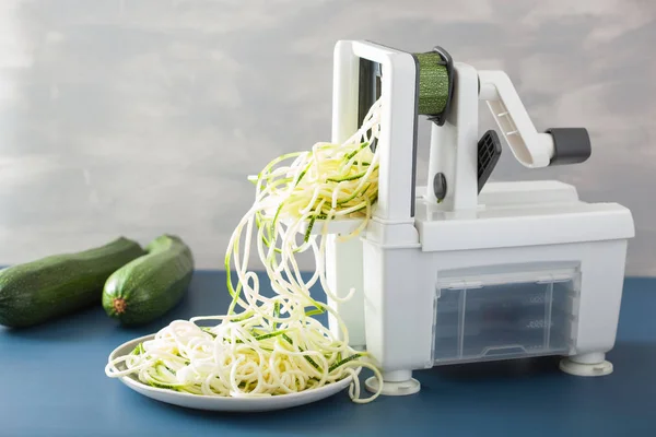 Zucchini rohes Gemüse mit Spiralizer spiralisieren — Stockfoto