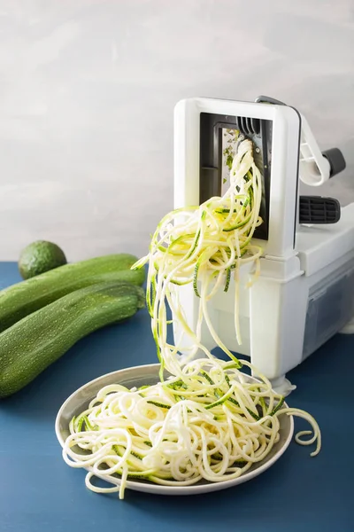 Kabak yaş sebze spiralizer ile spiralizing — Stok fotoğraf