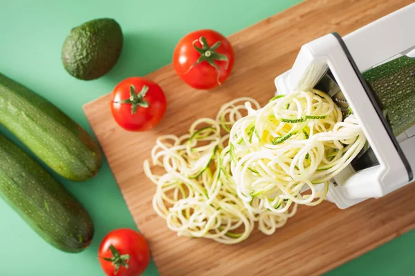 Spiralizing κολοκυθάκια ωμό λαχανικό με spiralizer — Φωτογραφία Αρχείου